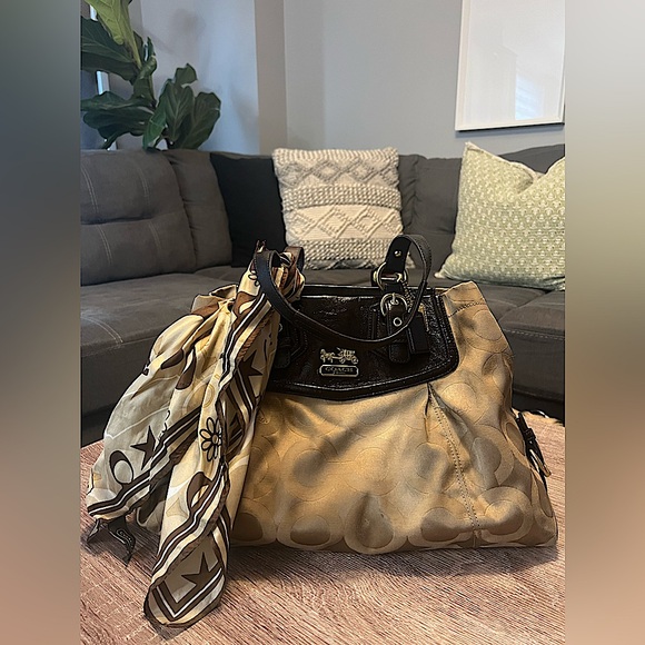 AUTHENTIC COACH PURSE & NECK SCARF - Picture 1 of 3